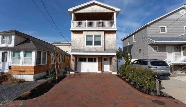 Oceanside home - 2 min walk to the beach! Ocean & bay views!