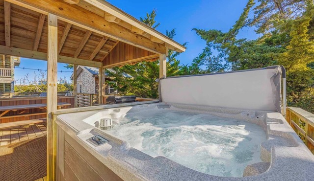 Oceanside Home in Salvo w/Hot Tub, Grill, and Screen Porch. Let Your Soulshine!