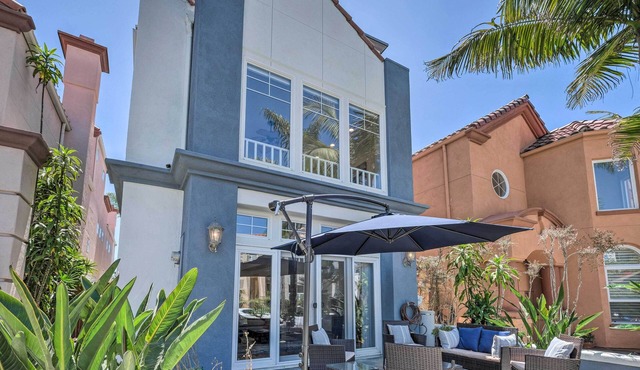 Oceanside Home w/Rooftop Patio - Steps to Beach!