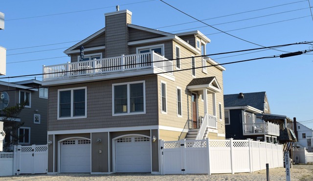 Oceanside open concept home, roof deck with ocean and sunset bay views, firepit!