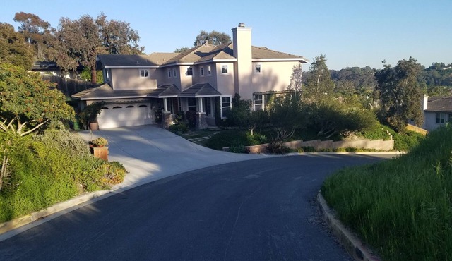 Oceanside Overlook. 4 Bdr/3 Ba Hilltop Home. Walk Or Bike To C' Bad Or O' Side!