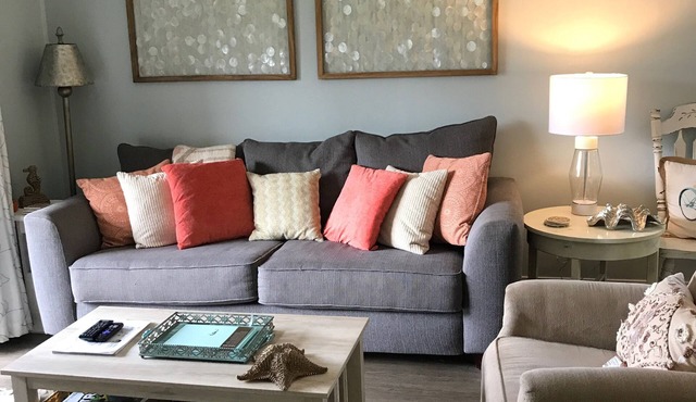 Oceanside Resort! King Master Suite, Sleeps 6, Walk to the Beach!