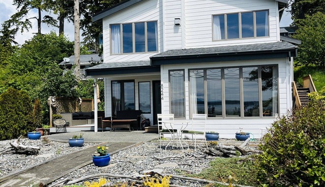 Oceanside Retreat ~ Private Beach in Quaint Seaside Town