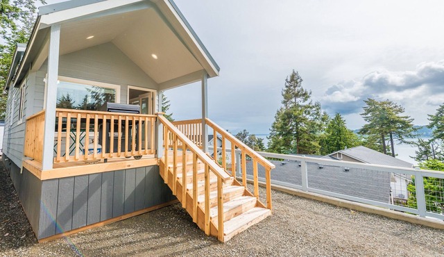 Oceanside: Strait of Juan de Fuca tiny home