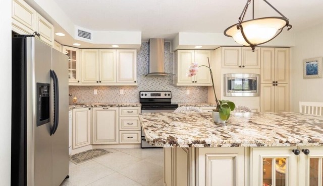 Oceanside townhome 2/2 with boat ramp and dockage