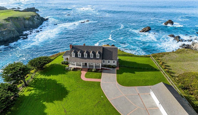 Oceantfront Estate with Luxury Kitchen & Game Room