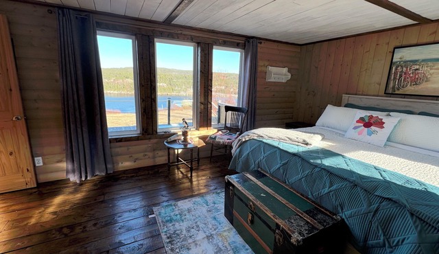 Oceanview 4BR Biscuit Box Home in a Fishing Village Near Bonavista & Trinity