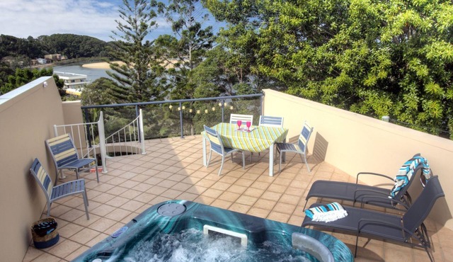 Oceanview 6 at Nambucca with rooftop tce & spa