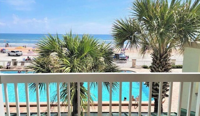 Oceanview Beachfront Condo, Private Balcony, Pool, Gym & Sauna - Now Open