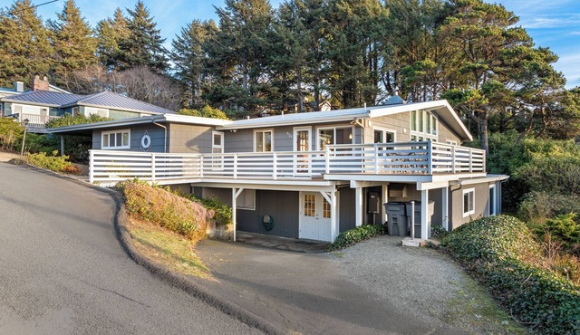 Oceanview, double kitchen, 6 bedroom/3 bath, large decks, in Manzanita