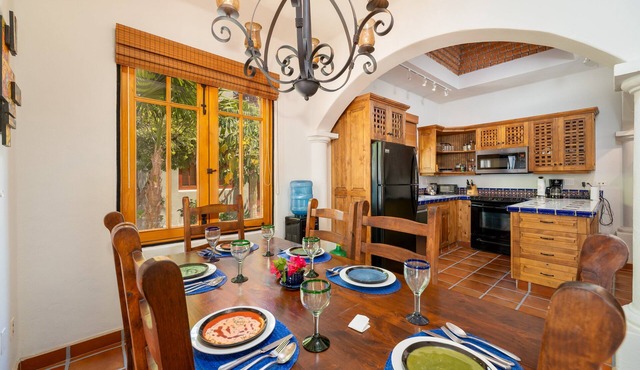 Oceanview Escape with Rooftop Terrace & Mountain Views Welcome to your perfect coastal retreat!