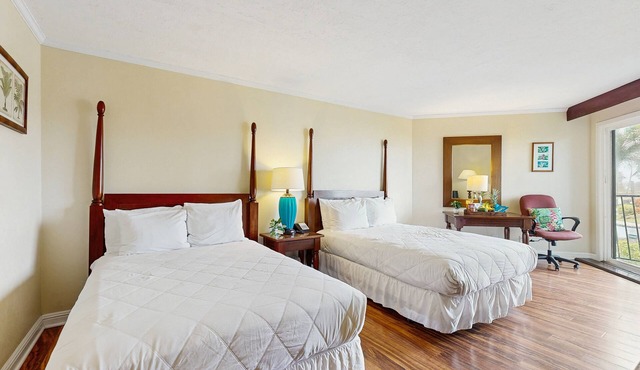 Oceanview getaway w/shared pools, gym, & hot tub - walk to the beach!