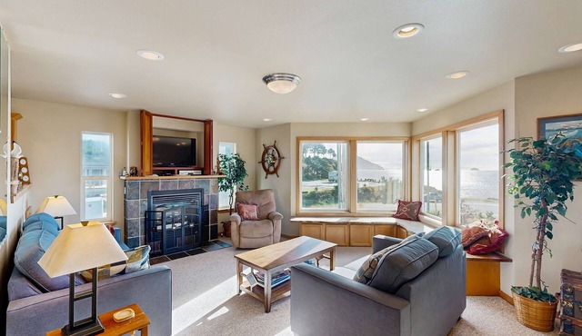 Oceanview home w/Jetted tub and great location - near the port and beach access