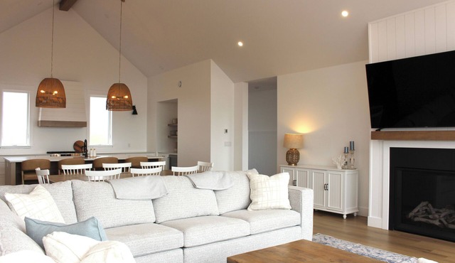 Oceanview Luxury Home- Steps to Cousin’s Shore Beach, Minutes To Kensington