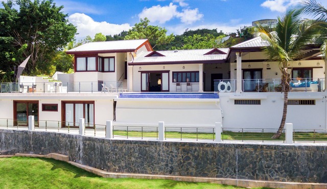 Oceanview Luxury Villa, 6 bedrooms, WiFi, AC, breakfast Preparation included