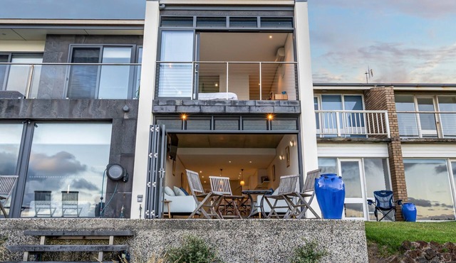 Oceanview - modern & stylish beachfront home