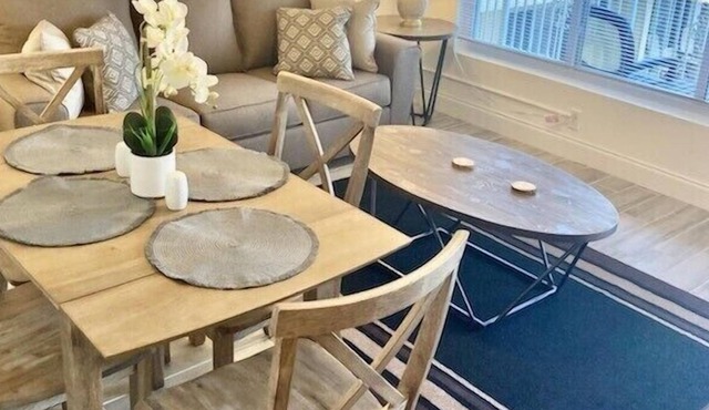 OceanView Oasis, Pool, Balcony. 1 Block to the Beach