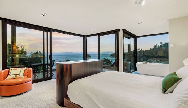 Oceanview Penthouse Suite & Beach Access