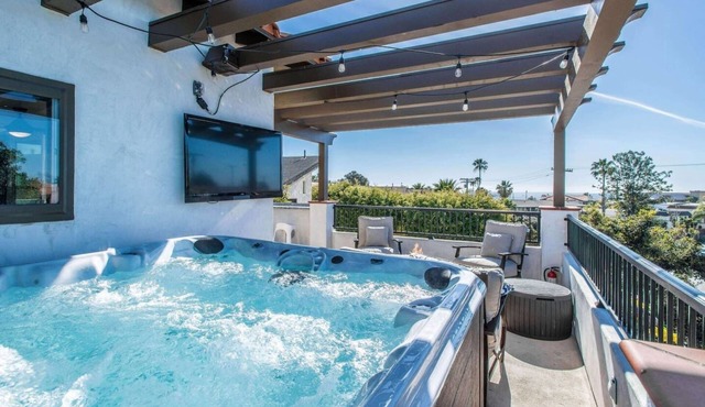 Oceanview Penthouse HotTub Walk to Village/Beach