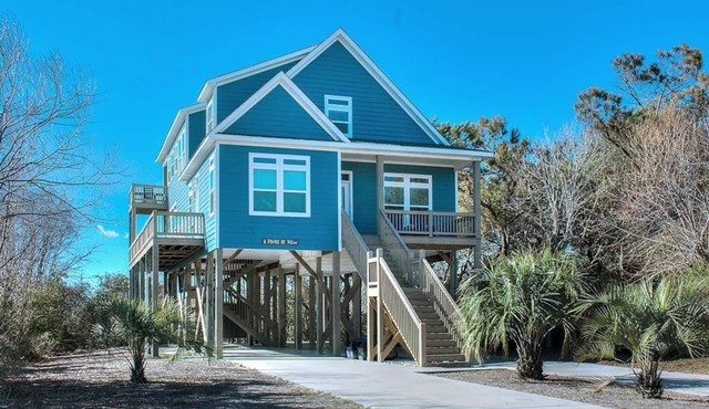 Oceanview retreat in Oak Island with 4 bedrooms, perfect for family gatherings.