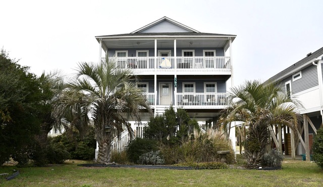 Oceanview retreat in Oak Island, sleeps 12, perfect for families and a dog!
