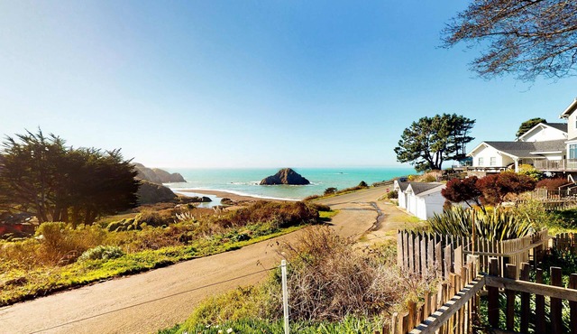 Oceanview Studio - Beach, Fireplace & Deck