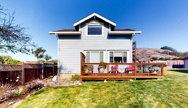 Oceanview studio near town and the beach with fireplace, full kitchen & deck