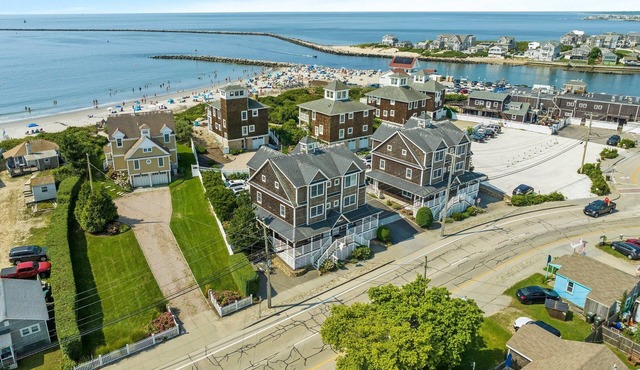 Oceanview townhouse in Narragansett RI w/private access to beach & walk to all!
