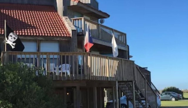 Oceanview, Updated, Wi-Fi , Pool. Family Unit for 6 - Must be 25+ to rent.
