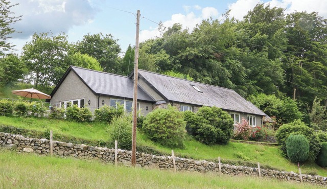 OCHR Y GARTH, family friendly, luxury holiday cottage in Maenan