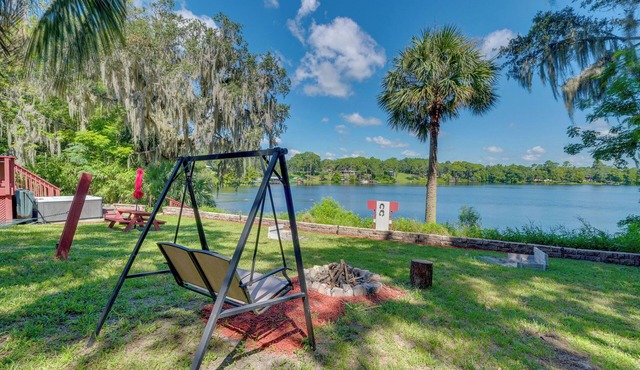 Ocklawaha Lake House w/Private Hot Tub & Views!
