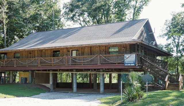Ocmulgee River Lodge ~ Sleeps 12 ~ 5 Private Suites ~River Access