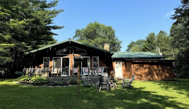 Oconto River Cozy Cabin Getaway