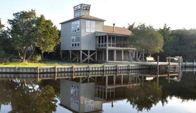 Ocra-cork: Dock, easy access to Pamlico Sound, rooftop deck, dogs allowed.