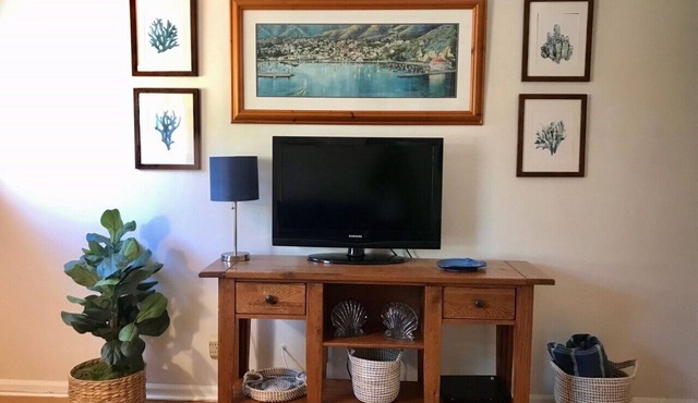 Oct. discount! 1 bedroom Charming Cottage unit 3 blocks to beach!