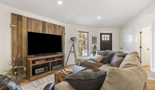 Octagon of the Ozark's. 10 minutes from Springfield! Remote feel, yet close.