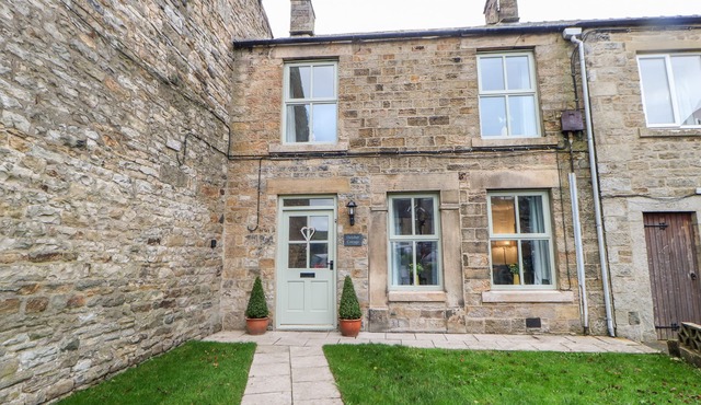 OCTOBER COTTAGE, pet friendly in Middleton-In-Teesdale
