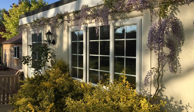 OCTOBER HOUSE HOLIDAY CABIN, pet friendly, with a garden in Damerham