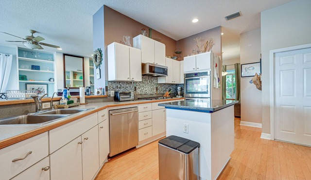 Odessa Lake House w/Private Pool & Screened Lanai