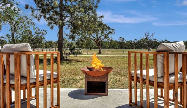 Odyssean Farmstay Cabin - Romantic Getaway, Roche Concert Bus Route & Nearby Wineries