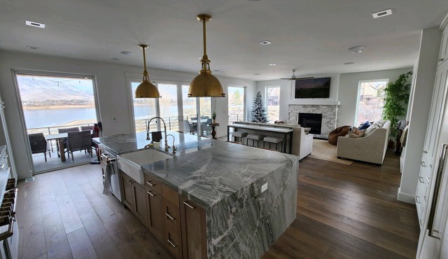 ♥️ of Huntsville/Brand new large home on lake/Minutes from Snow Basin/Hot tub
