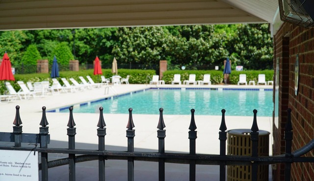 ❤️ of North Raleigh, Peaceful, Seasonal Pool, Keyless Entry - Pet Friendly!