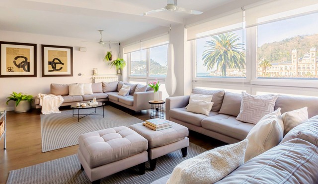 ❤ of San Sebastian | Walk Score 99 | 3 Baths