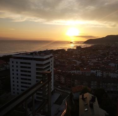 OFERTA ESPECIAL ÚLTIMA HORA - SARAKATUA15 - vistas espectaculares - familias y parejas - 2 dormitorios independientes - amplio salón cocina comedor - tarjeta parking OTA GRATIS - Julio y agosto estancia mínima 7 noches de domingo a domingo -