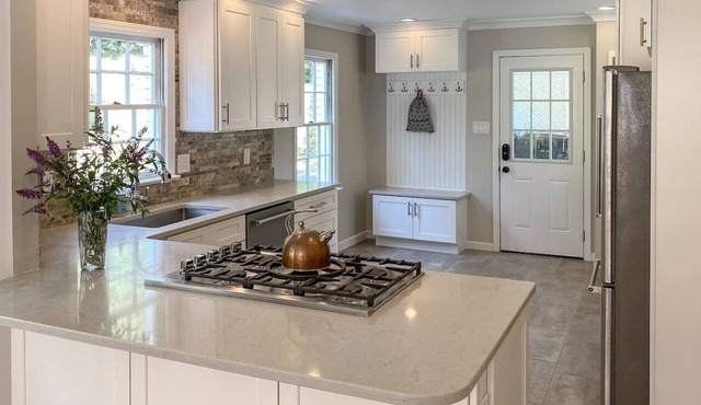 Off Canton Cottage - walking distance to canton st