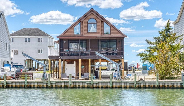 Off Duty | Waterfront, Dock & Boat Lift, Screened Porch, Tiki Bar + Community Pools, Pet Friendly