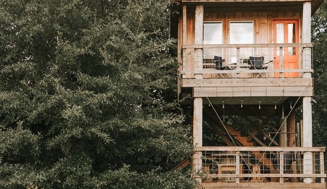 Off grid Adventure at Tullihas in the Trees Treehouse