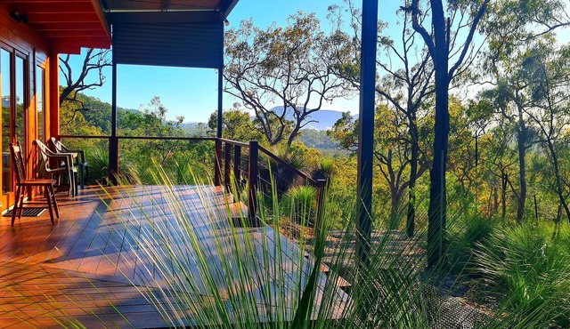 Off-grid bliss: Cozy retreat immersed in Australian Bush Mountain stunning views