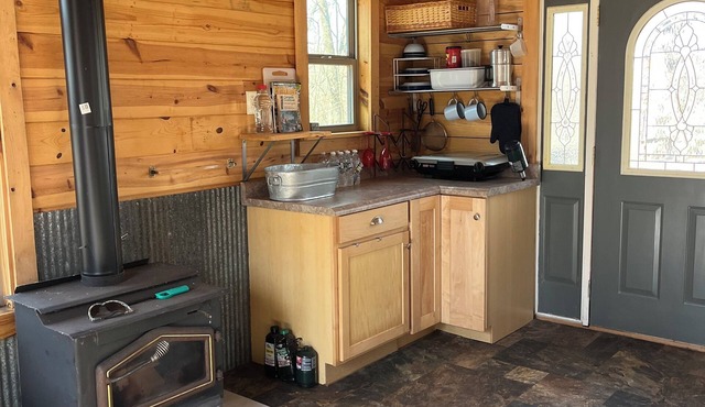 Off grid cabin adjacent to Corp of Engineers ground. Perfect Deer Camp