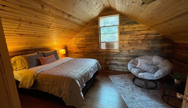 Off-Grid Cabin, hiking trails nearby and minutes away from a local brewery!n